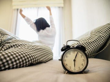 Mujer despert&aacute;ndose