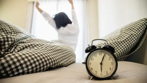 Mujer despertándose Mujer despertándose