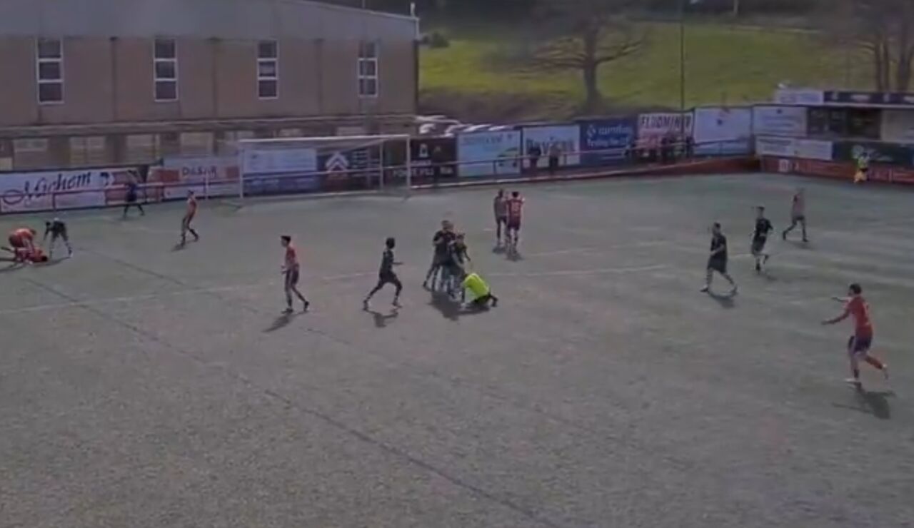 Momento de la agresi&oacute;n al &aacute;rbitro durante el encuentro