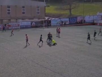 Momento de la agresi&oacute;n al &aacute;rbitro durante el encuentro