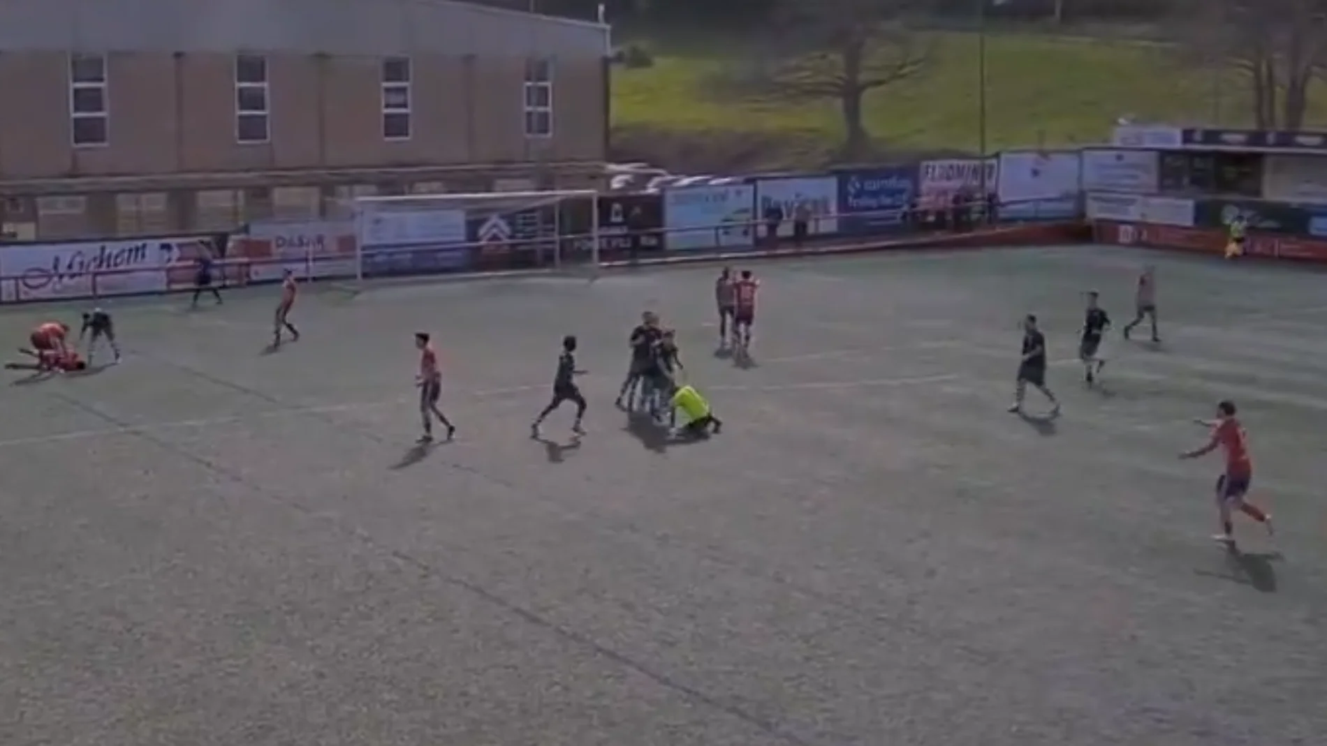 Momento de la agresión al árbitro durante el encuentro Momento de la agresión al árbitro durante el encuentro