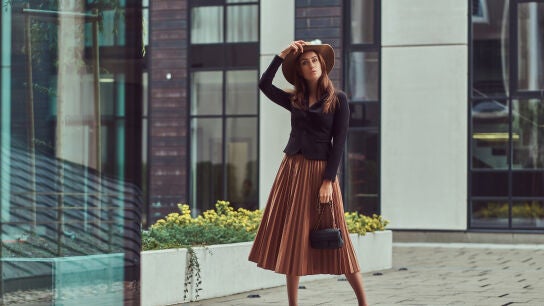 Modelo viste falda marr&oacute;n y chaqueta negra