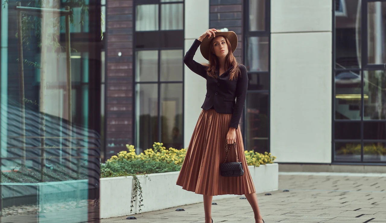 Modelo viste falda marrón y chaqueta negra