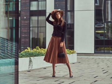 Modelo viste falda marr&oacute;n y chaqueta negra