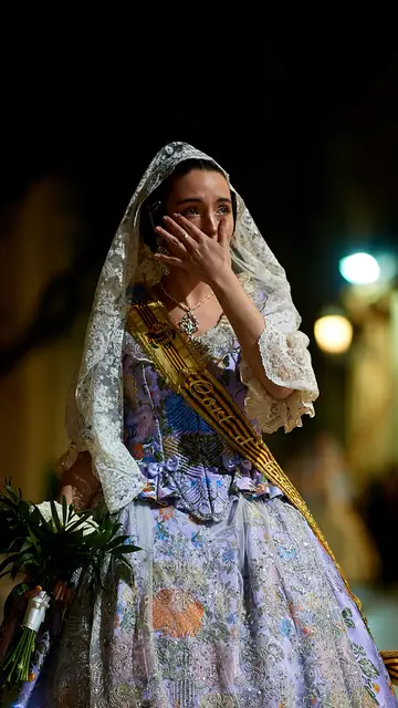 Mujer vestida con el traje de fallera Mujer vestida con el traje de fallera