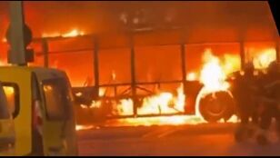 Autob&uacute;s en llamas en Suiza