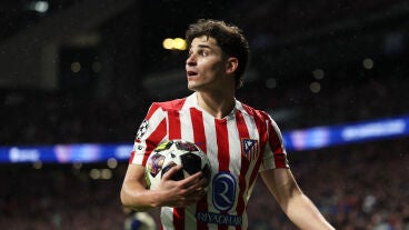 Juli&aacute;n &Aacute;lvarez en el partido ante el Tottenham