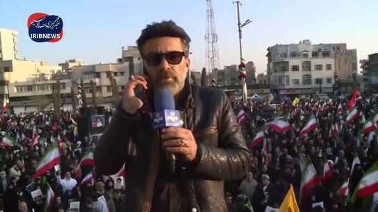 Periodista iran&iacute; retransmite mientras se escuchan bombas