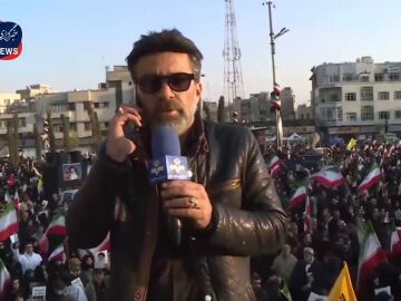 Periodista iraní retransmite mientras se escuchan bombas Periodista iraní retransmite mientras se escuchan bombas