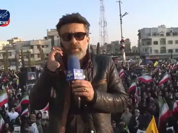 Periodista iraní retransmite mientras se escuchan bombas Periodista iraní retransmite mientras se escuchan bombas