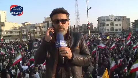 Periodista iraní retransmite mientras se escuchan bombas Periodista iraní retransmite mientras se escuchan bombas