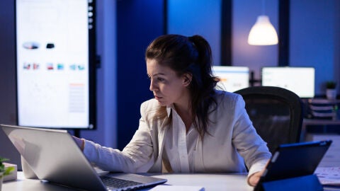 Mujer trabajando en una oficina