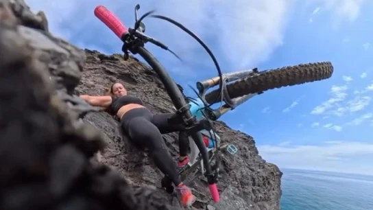 El momento en el que Cecilia Sopeña cae por la pendiente próxima al barranco El momento en el que Cecilia Sopeña cae por la pendiente próxima al barranco