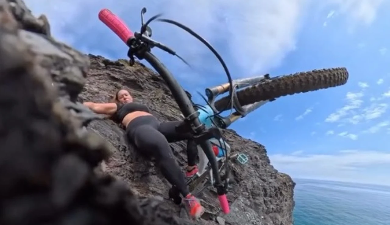 El momento en el que Cecilia Sopeña cae por la pendiente próxima al barranco