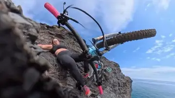 El momento en el que Cecilia Sopeña cae por la pendiente próxima al barranco El momento en el que Cecilia Sopeña cae por la pendiente próxima al barranco