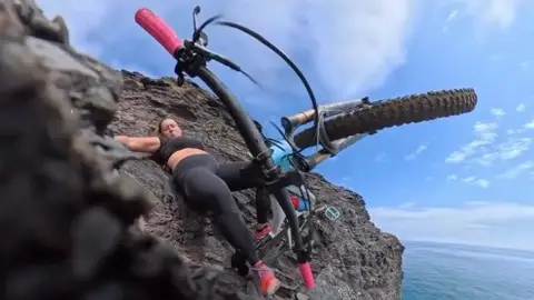 El momento en el que Cecilia Sopeña cae por la pendiente próxima al barranco El momento en el que Cecilia Sopeña cae por la pendiente próxima al barranco