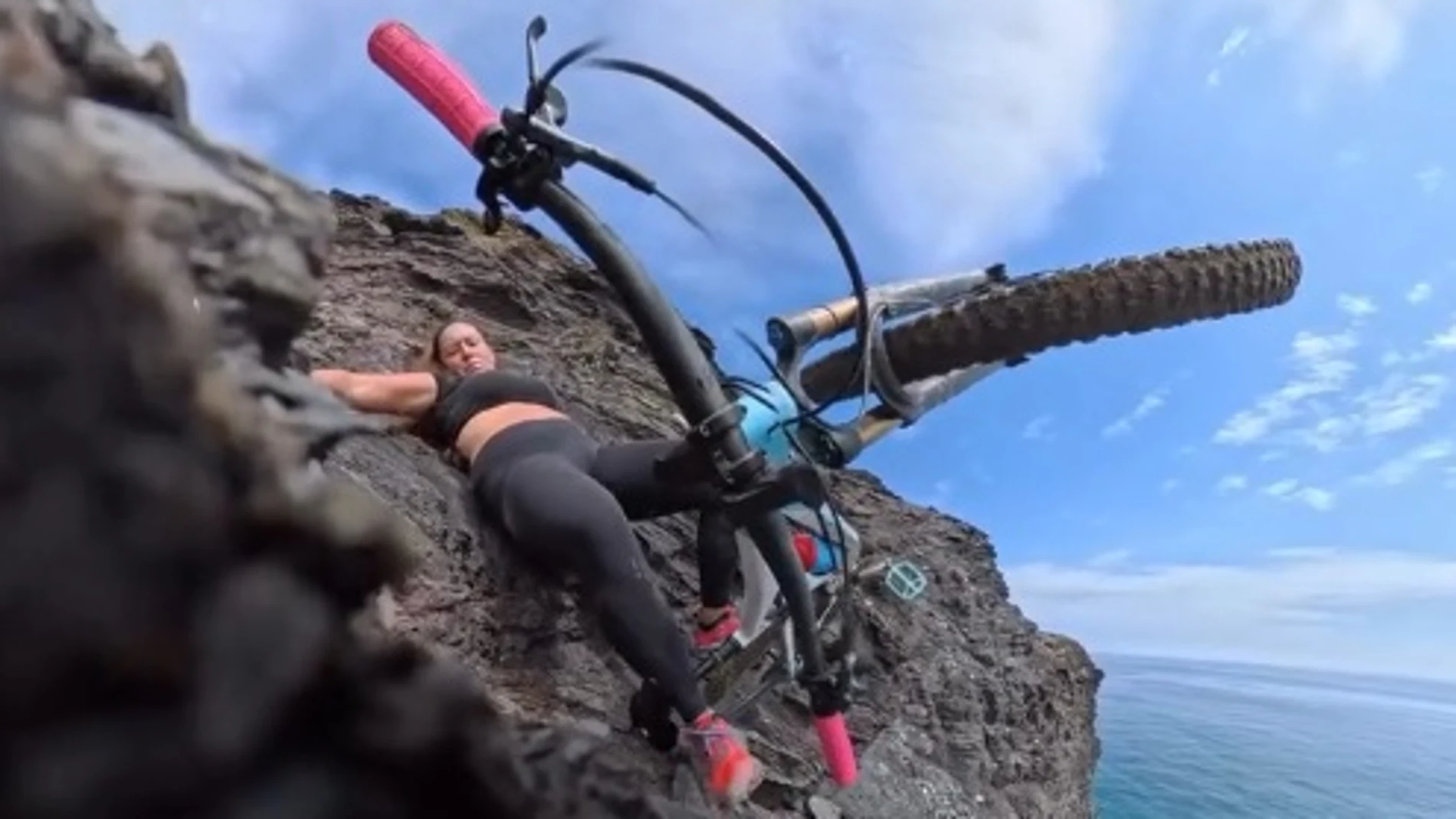 El momento en el que Cecilia Sopeña cae por la pendiente próxima al barranco El momento en el que Cecilia Sopeña cae por la pendiente próxima al barranco