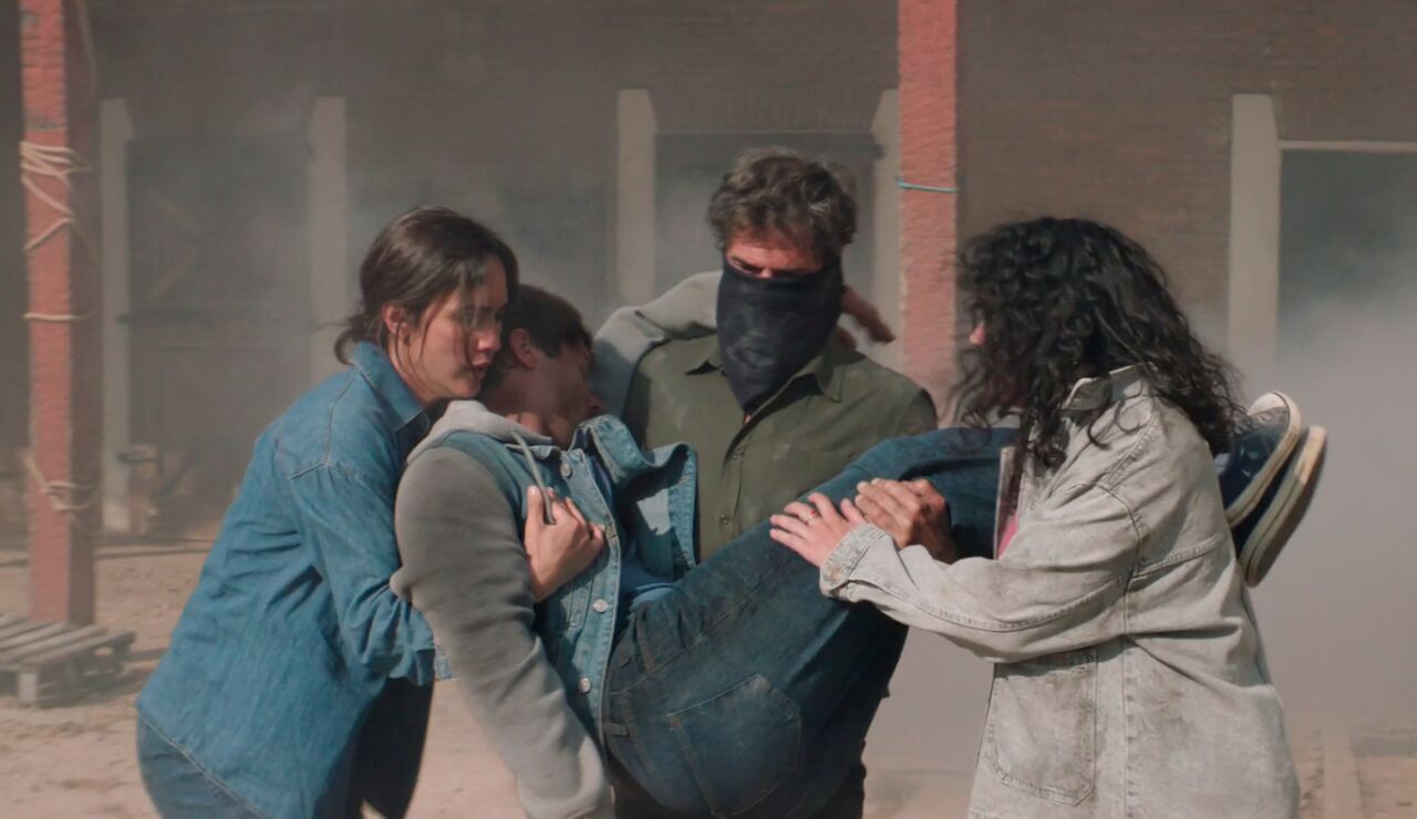 Toscano arriesga su vida y salva a Nicolas de un incendio en el granero