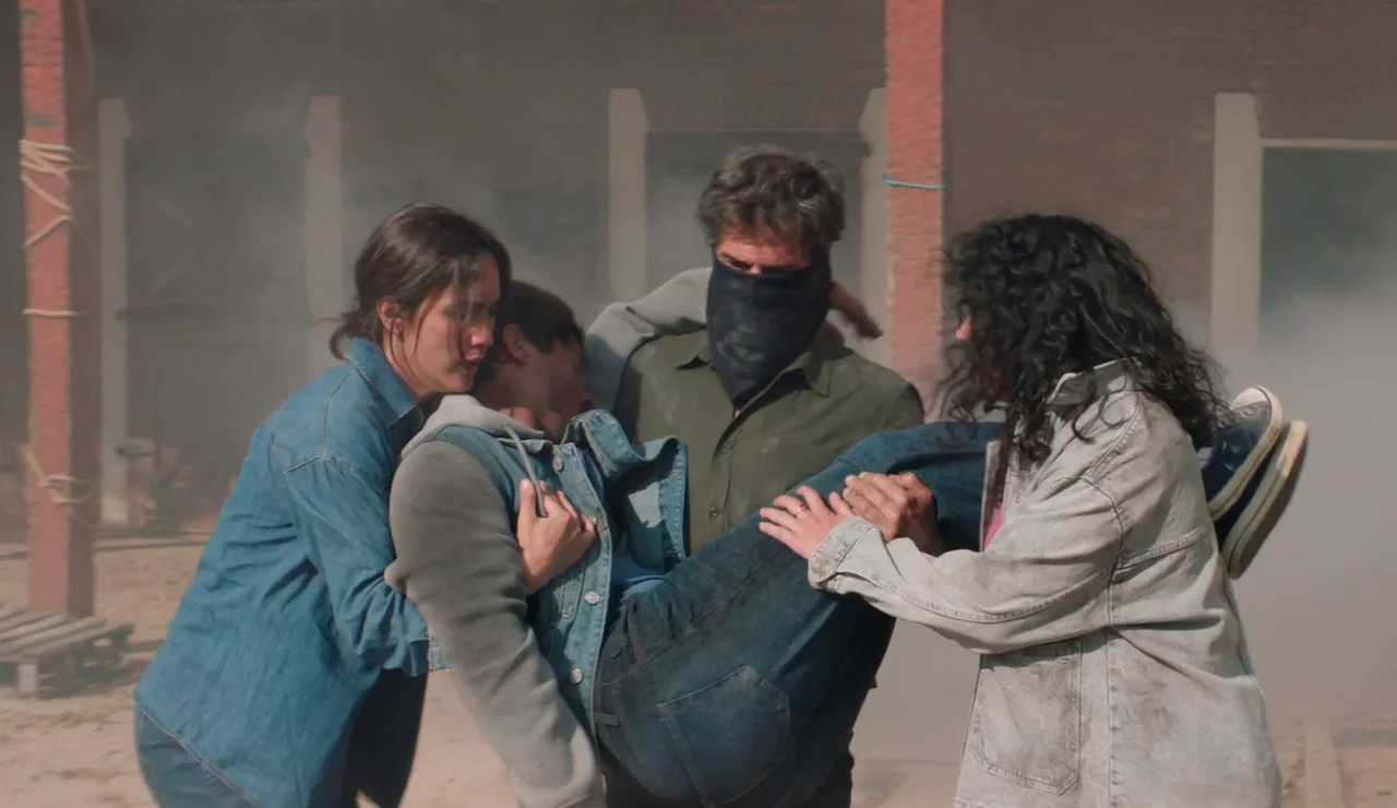 Toscano arriesga su vida y salva a Nicolas de un incendio en el granero