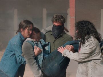 Toscano arriesga su vida y salva a Nicolas de un incendio en el granero