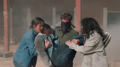 Toscano arriesga su vida y salva a Nicolas de un incendio en el granero Toscano arriesga su vida y salva a Nicolas de un incendio en el granero