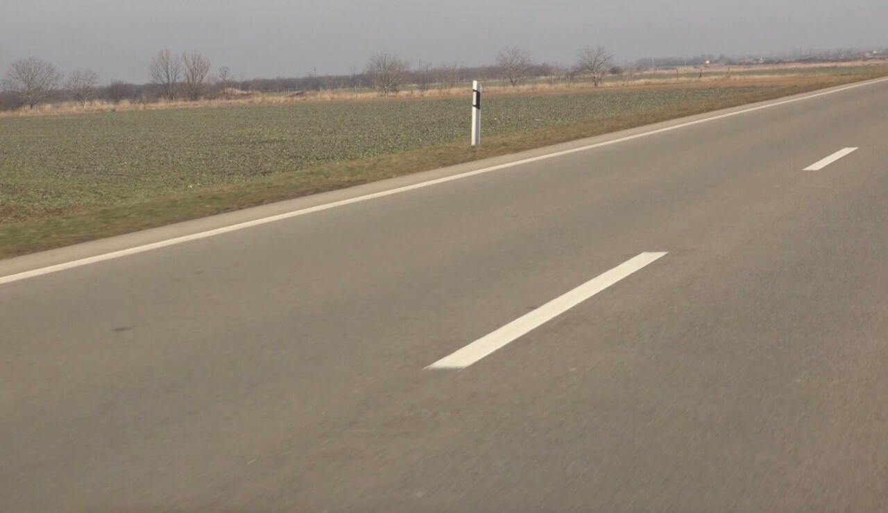 L&iacute;nea blanca de la carretera