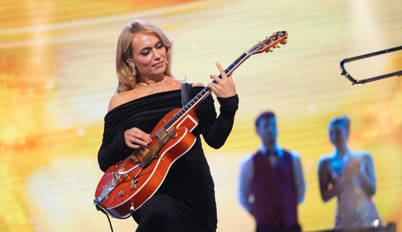 Patricia Conde deslumbra con la guitarra como chica Bond 