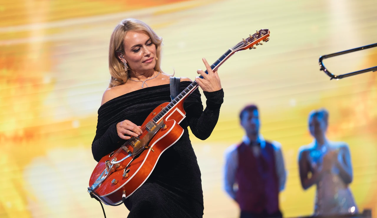 Patricia Conde deslumbra con la guitarra como chica Bond