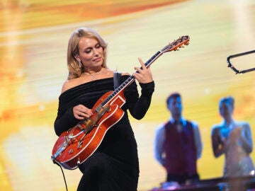 Patricia Conde deslumbra con la guitarra como chica Bond 