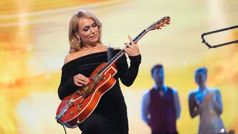 Patricia Conde deslumbra con la guitarra como chica Bond Patricia Conde deslumbra con la guitarra como chica Bond