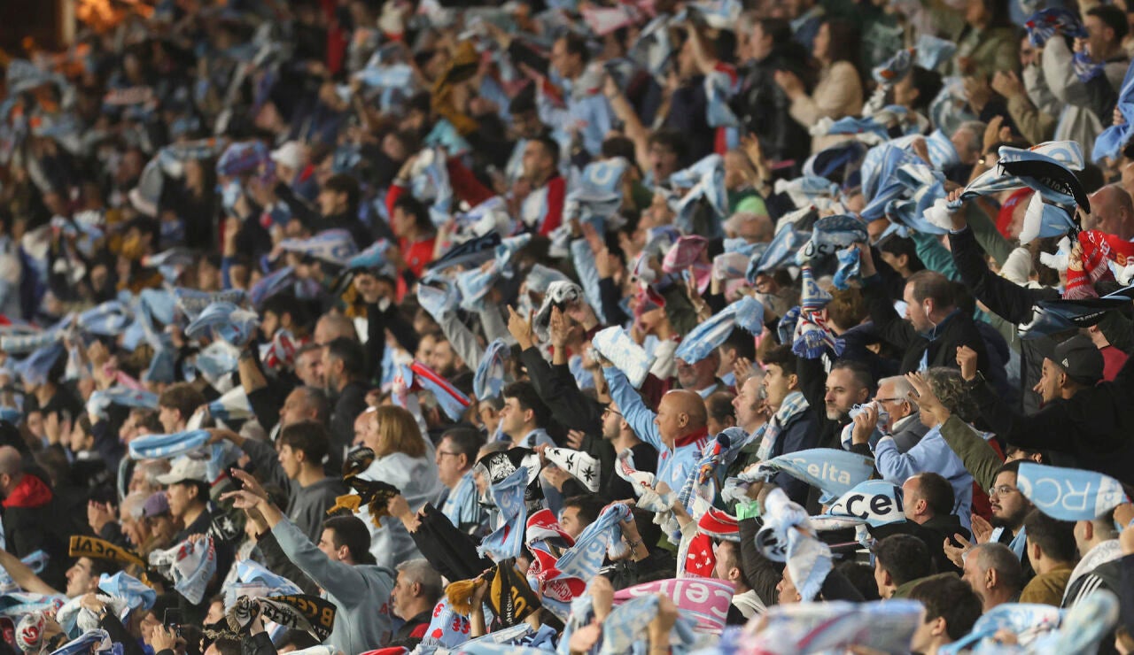 Aficionados del Celta en el estadio de Bala&iacute;dos
