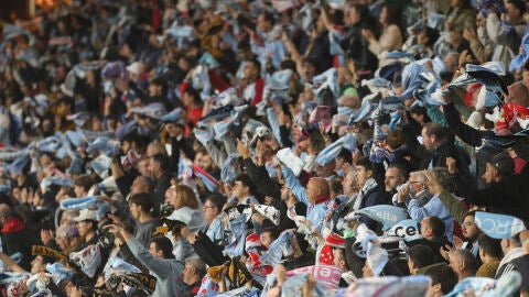 Aficionados del Celta en el estadio de Bala&iacute;dos