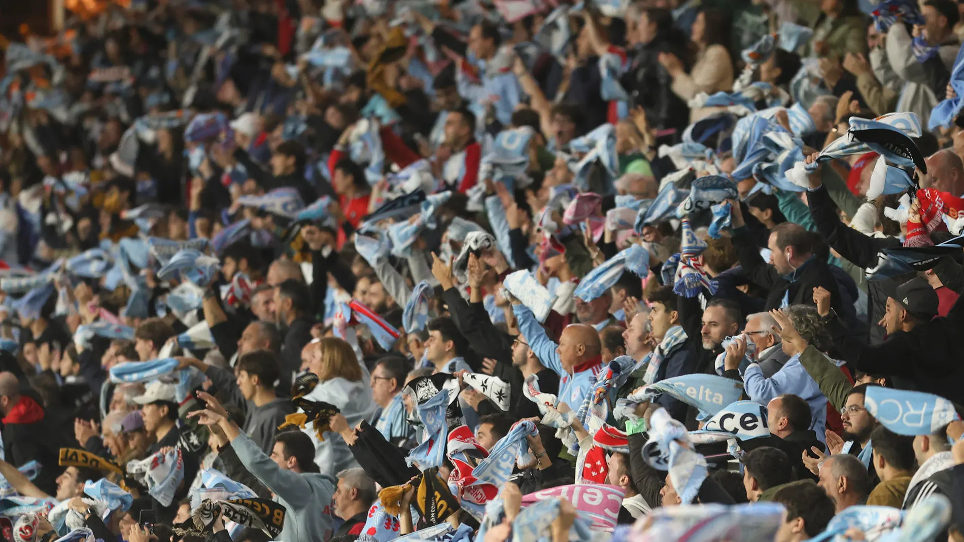 Aficionados del Celta en el estadio de Balaídos Aficionados del Celta en el estadio de Balaídos