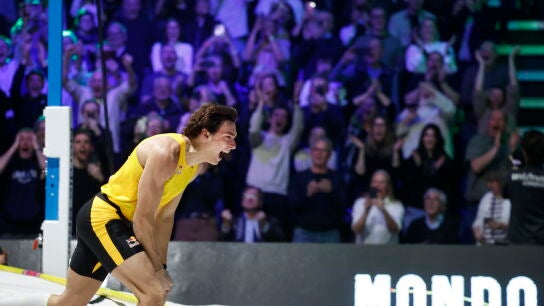 Armand Duplantis tras lograr saltar 6,31 metros en la reuni&oacute;n Mondo Classic de Uppsala