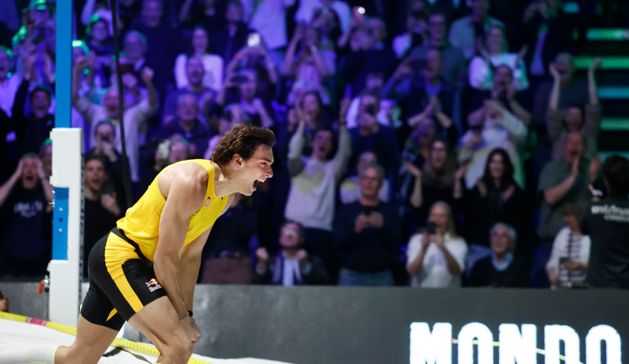 Armand Duplantis tras lograr saltar 6,31 metros en la reunión Mondo Classic de Uppsala