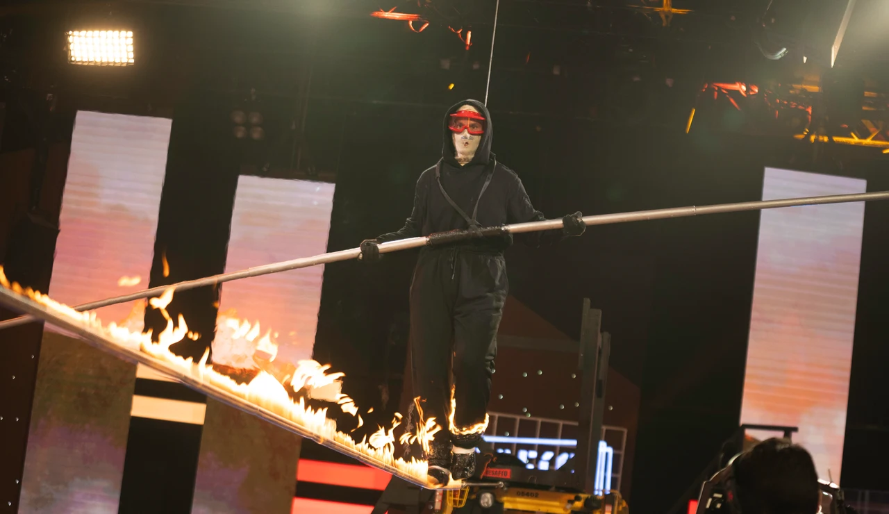 El renacer de Willy Bárcenas en un increíble desafío de funambulismo en llamas