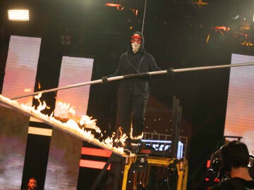 El renacer de Willy B&aacute;rcenas en un incre&iacute;ble desaf&iacute;o de funambulismo en llamas 