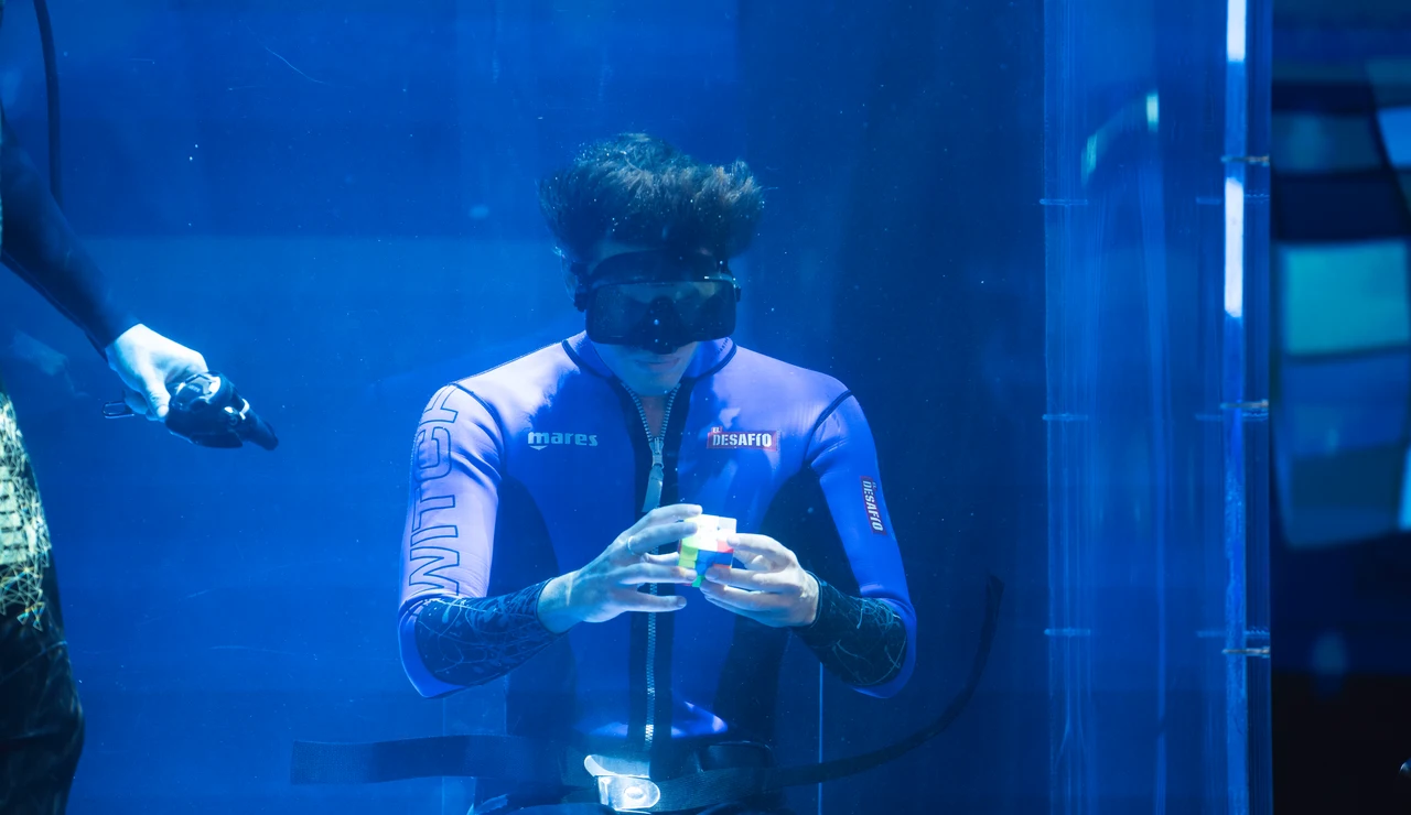 La heroicidad de Daniel Illescas al resolver el cubo de Rubik en 2:03 minutos en apnea