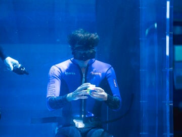 La heroicidad de Daniel Illescas al resolver el cubo de Rubik en 2:03 minutos en apnea 