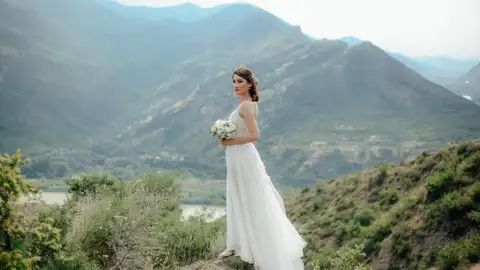 Mujer con vestido de novia Mujer con vestido de novia