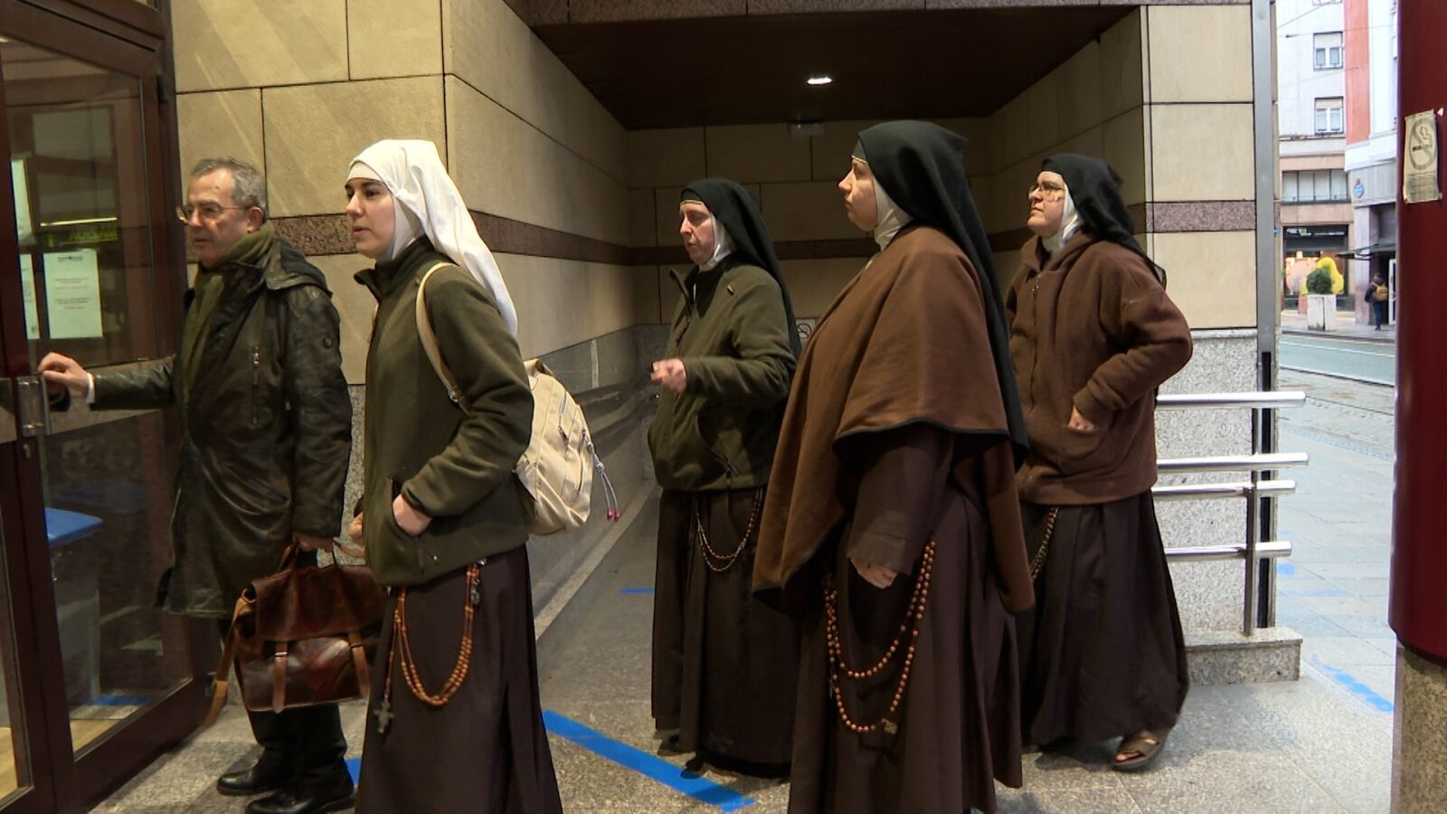Las exmonjas de Belorado abandonan el monasterio de madrugada horas antes de ser desahuciadas