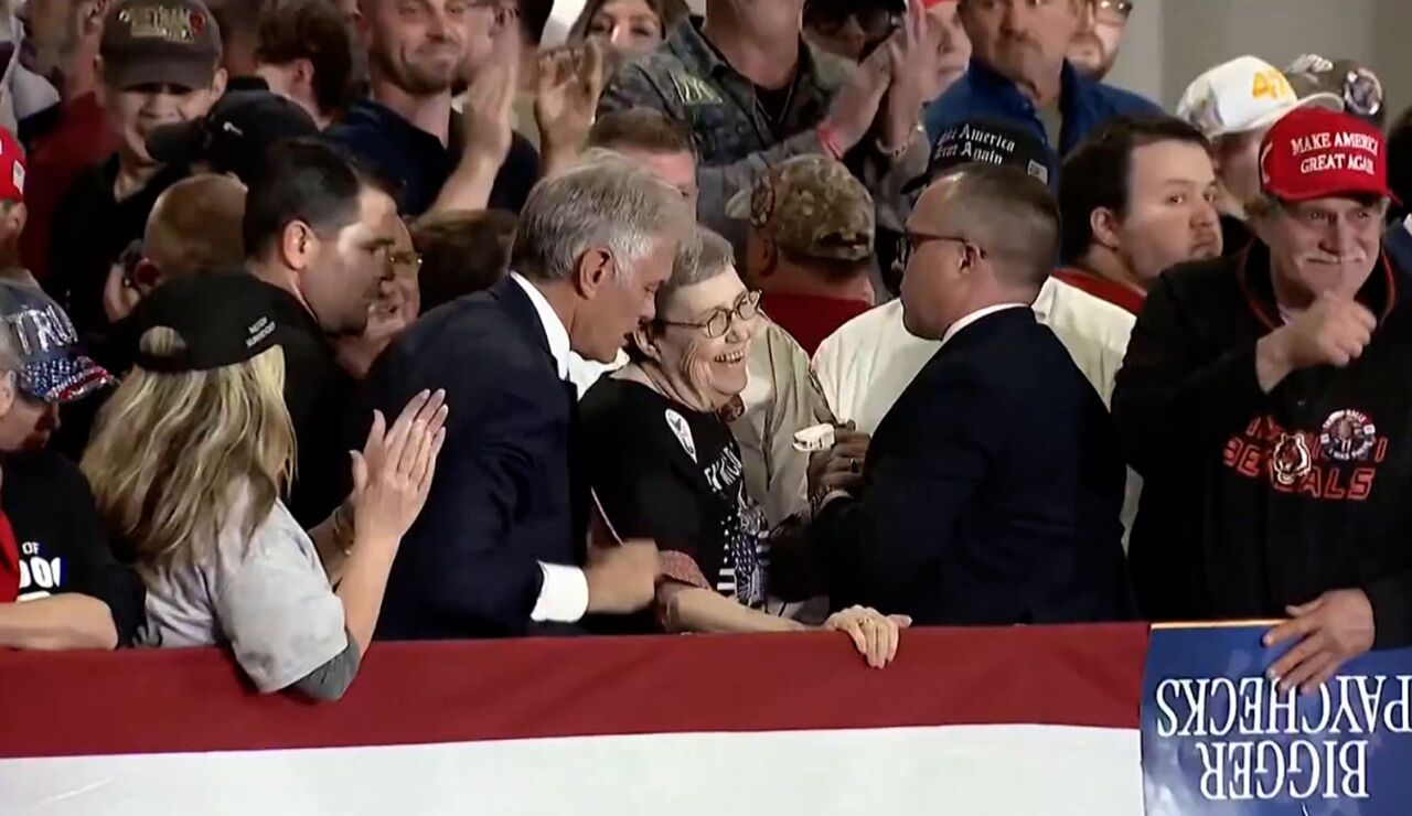 Una mujer se desmaya en un mitin de Trump.