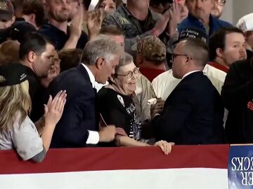 Una mujer se desmaya en un mitin de Trump.