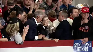 Una mujer se desmaya en un mitin de Trump. Una mujer se desmaya en un mitin de Trump.