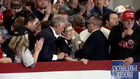 Una mujer se desmaya en un mitin de Trump.