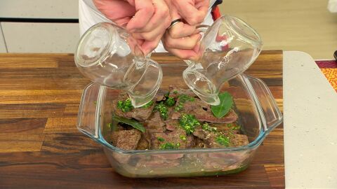 Vierte el vino y el vinagre hasta que lo cubra