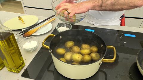 Pon las patatas cuando el agua empiece a hervir.