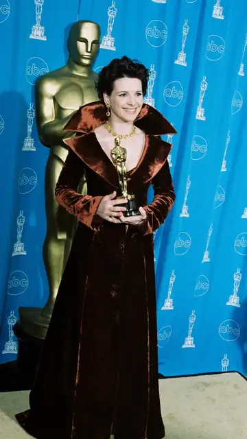 Juliette Binoche en los Premios Oscar de 1997 con un vestido de Sophie Sitbon Juliette Binoche en los Premios Oscar de 1997 con un vestido de Sophie Sitbon