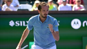 Daniil Medvedev celebra un punto ante Alex Michelsen