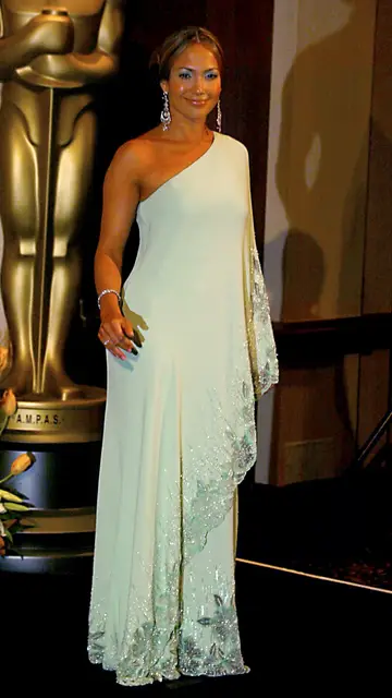 Jennifer Lopez en los Premios Oscar de 2003 con un vestido de Valentino Jennifer Lopez en los Premios Oscar de 2003 con un vestido de Valentino